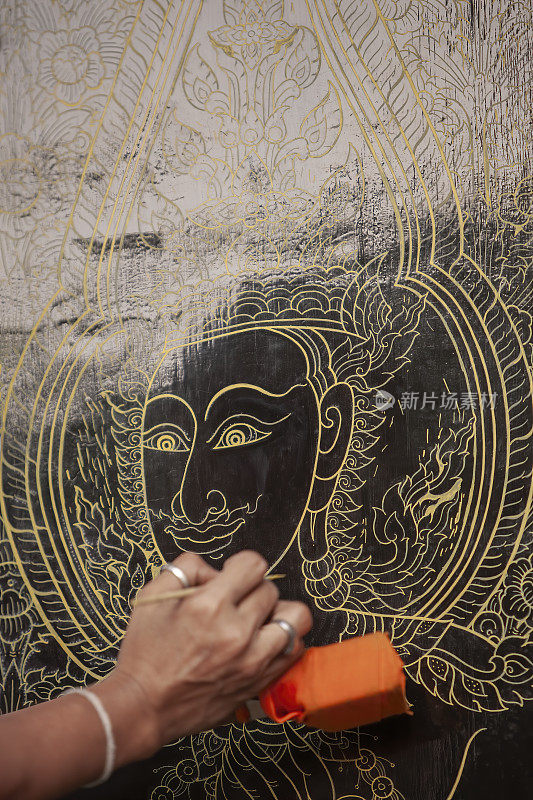 修复古老的泰国墙壁壁画，在著名的庙宇Wat Pho在曼谷，泰国。